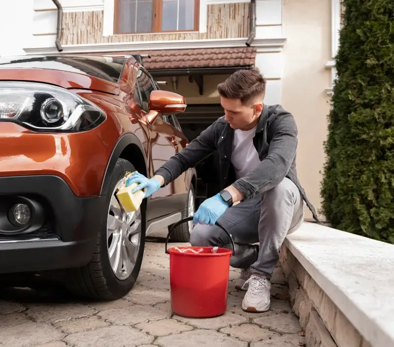 Lavage auto à domicile Corgengoux : professionnel intervenant sur un véhicule